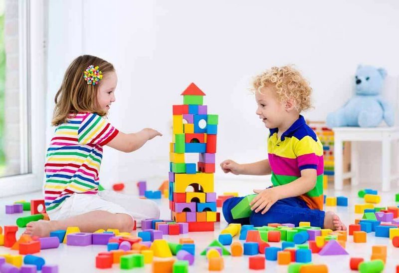 هنگامی که کودکان مشغول به بازی هستند ، اغلب باید با چالش روبرو شوند و مشکلات را در طول مسیر بازی حل کنند. این مشکلات ممکن است به صورت درگیری با یک دوست به وجود آید ، یک سازه که مدام در حال سقوط است و یا رنگی که در بسته مداد رنگی وجود ندارد و باید از ترکیب رنگها بو جود آید. هر چه بازی چالشی تر و سرگرم کننده تر باشد ، کودک مشتاق به یافتن راه حل های مناسب برای حل مسائل می شود و این مهارت مهم را در زندگی یاد میگیرد.