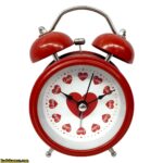 ساعت فلزی زنگ دار قلب قرمز